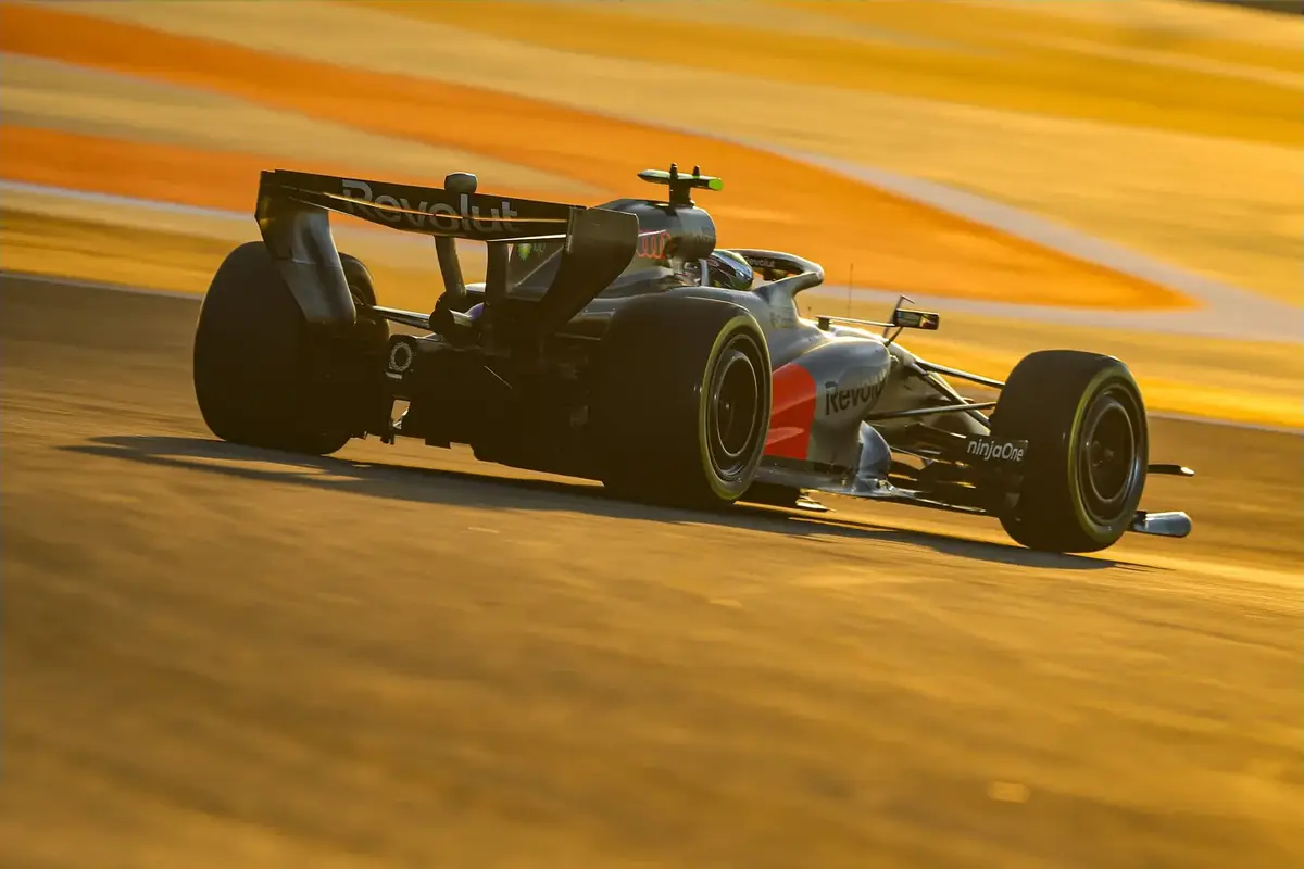 Bernie Ecclestone prevê caos na F1: Mercedes pronta para dominar, Bortoleto como uma estrela em ascensão.