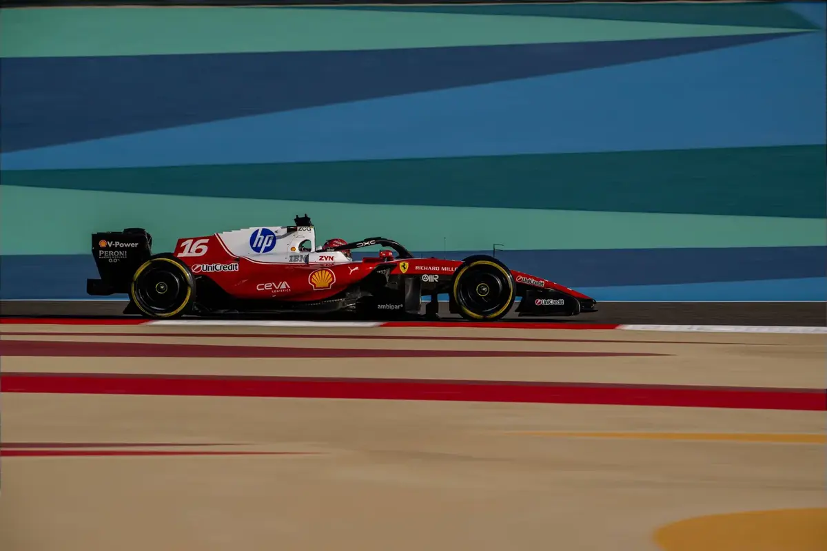 A Mercedes avança com os arranques da F1 2026, mas a dominância da Ferrari reina suprema no Bahrein.