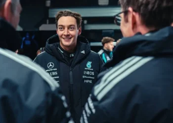 VIDEO – George Russell suffers bizarre injury during F1 testing: Mercedes monster strikes back!