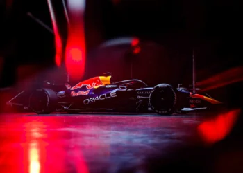Red Bull Racing challenges FIA with explosive engine trick: showdown with Mercedes intensifies!