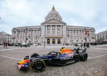 Yuki Tsunoda makes thrilling F1 comeback in iconic RB7 at San Francisco demo showdown