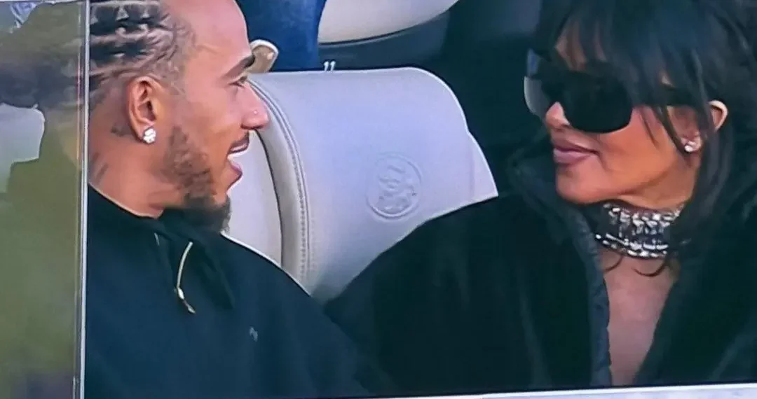 VIDEO – Lewis Hamilton and Kim Kardashian unveil sizzling romance at Super Bowl LX: a star-studded spectacle