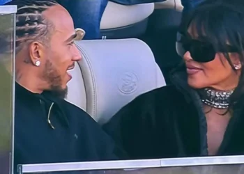 VIDEO – Lewis Hamilton and Kim Kardashian unveil sizzling romance at Super Bowl LX: a star-studded spectacle