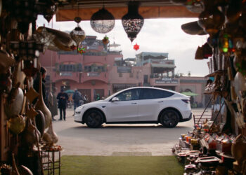 Tesla estreia-se em África