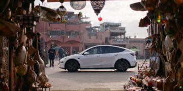 Tesla estreia-se em África