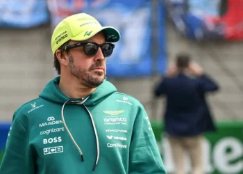 Fernando Alonso exposes Aston Martin’s struggles in F1’s battery World Championship with sharp humor