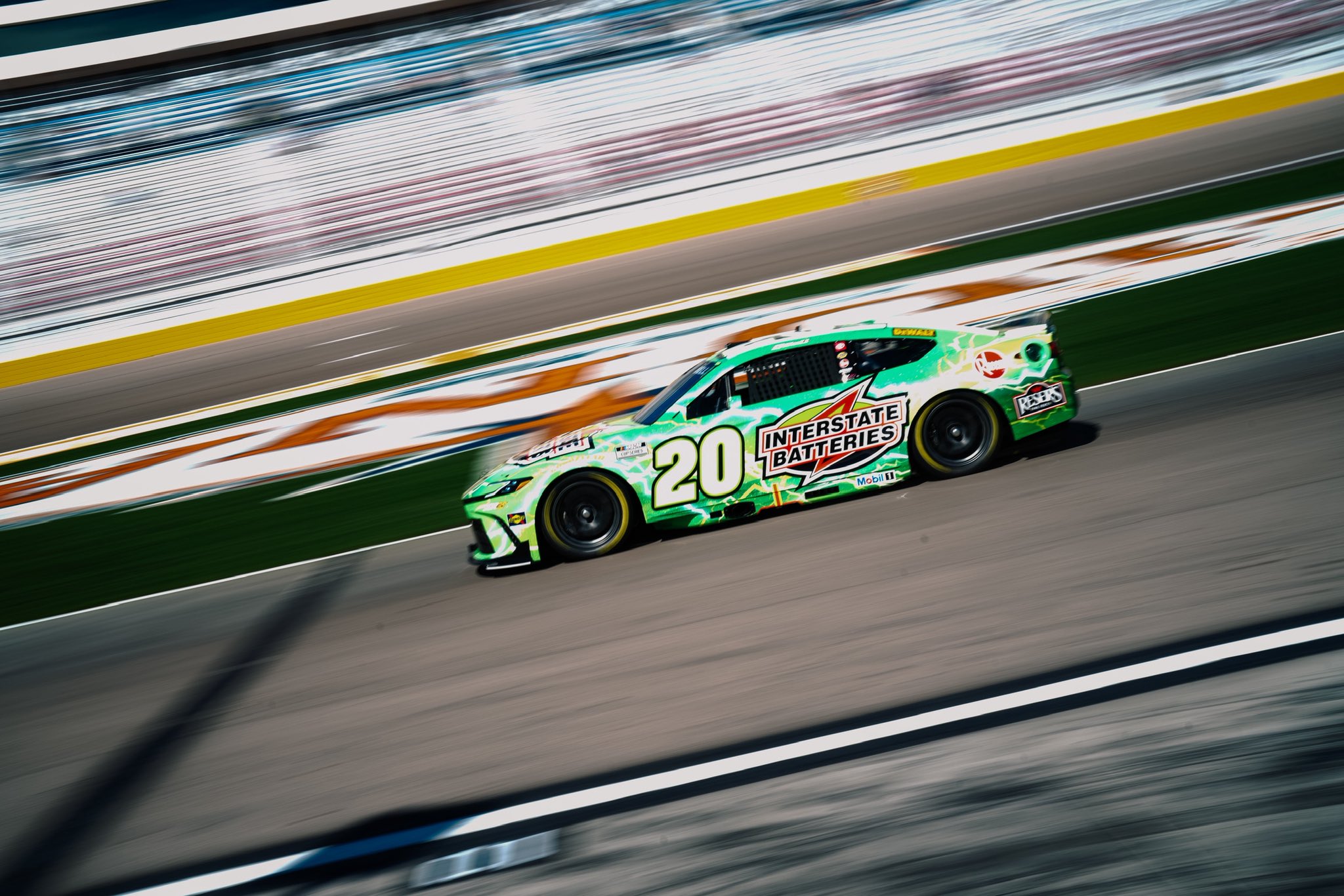 Christopher Bell domina a qualificação da NASCAR Cup em Las Vegas com uma impressionante varrida da Joe Gibbs Racing.