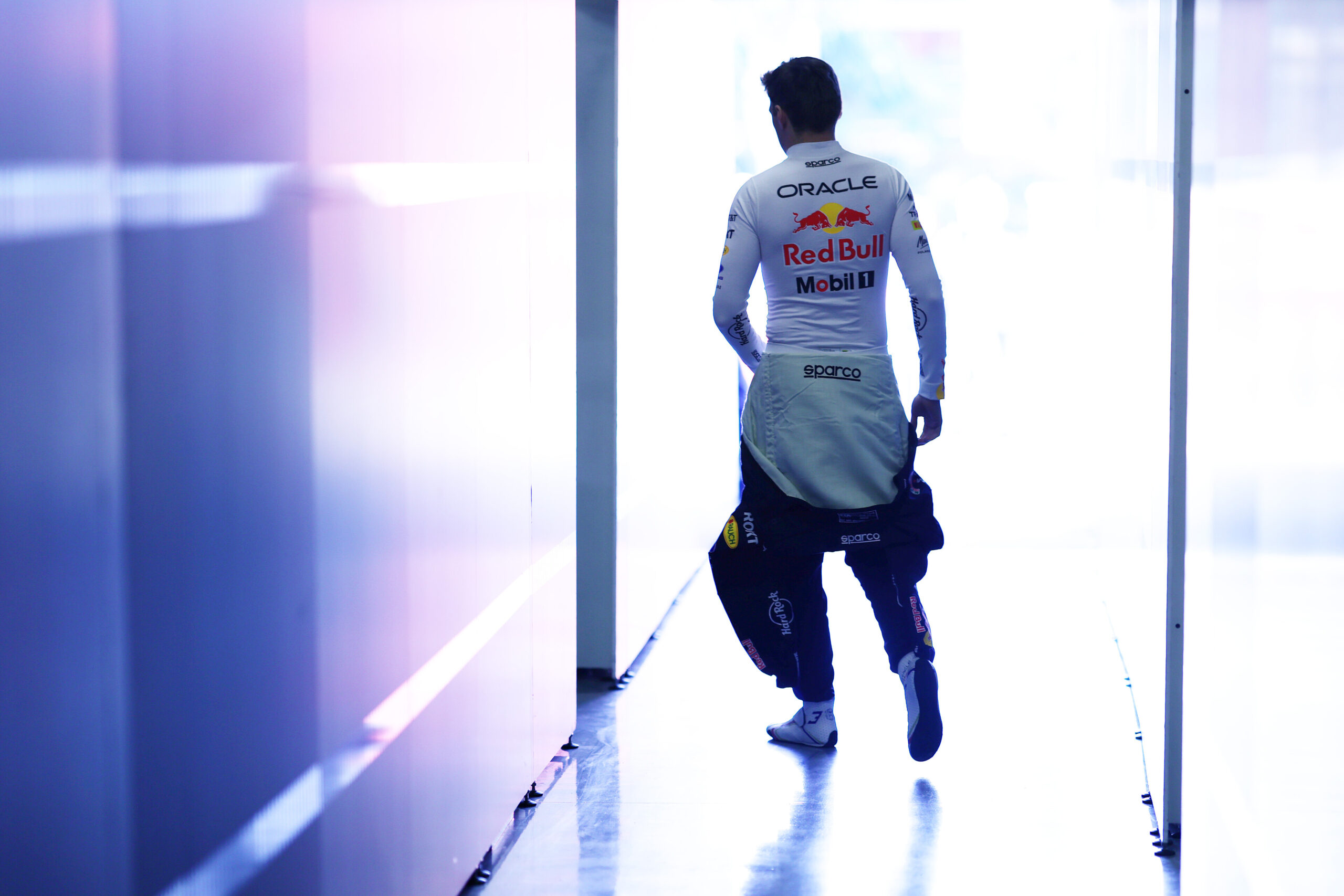 Max Verstappen preso no ‘espetáculo de horror’ da F1: Toto Wolff faz avaliação brutal.