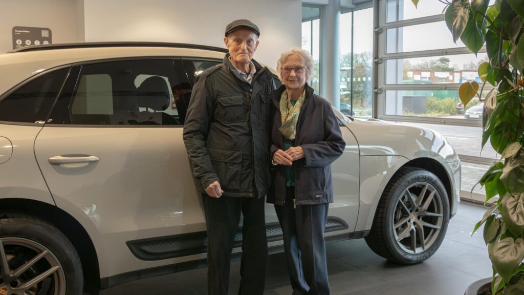 Casal britânico compra primeiro Porsche depois dos 90 anos