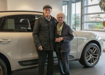 Casal britânico compra primeiro Porsche depois dos 90 anos