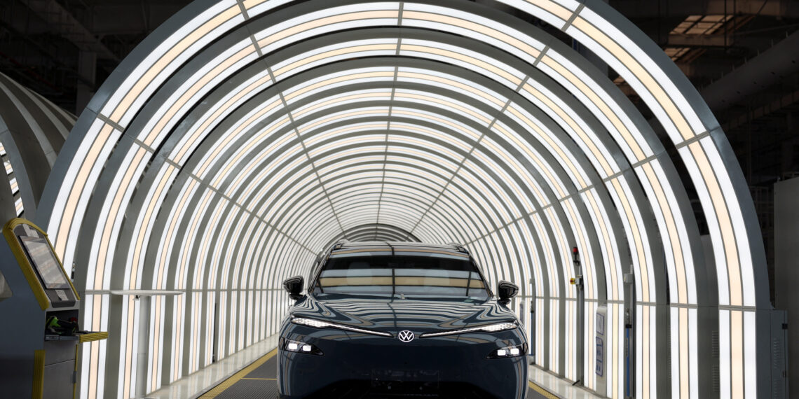 CEO da Volkswagen aponta China como exemplo e admite: indústria alemã tem de aprender para sobreviver