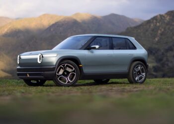 Guerra com o Irão agita setor automóvel: elétricos ganham força, China desperta interesse e Índia enfrenta risco de travagem