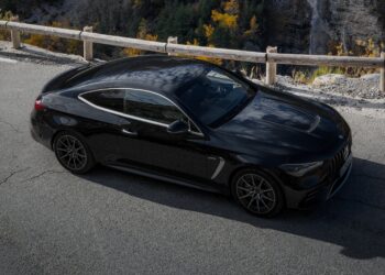 Tribunal alemão trava ofensiva ambientalista e recusa proibir carros a combustão da Mercedes e BMW