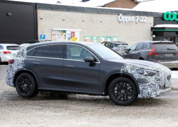 Mercedes-AMG GLC elétrico surge quase sem camuflagem: novo SUV AMG poderá ultrapassar os 900 cv