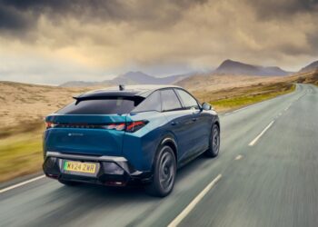 Mercado automóvel europeu recua em 2026, mas elétricos ganham terreno e já valem quase 19%