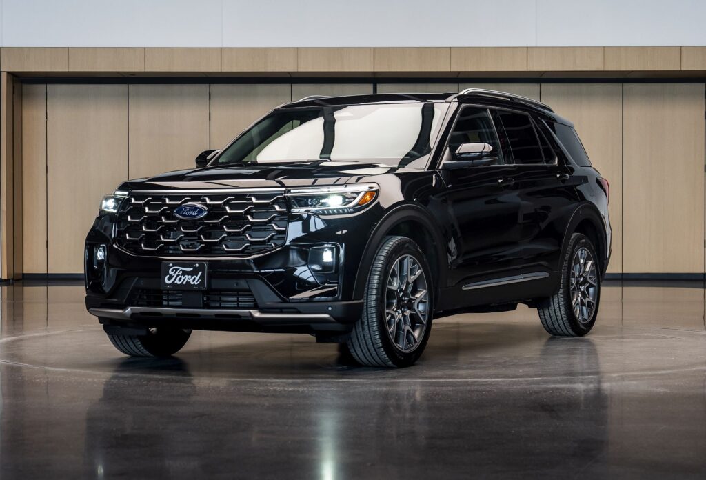 Papa Leão XIV recebe Ford Explorer