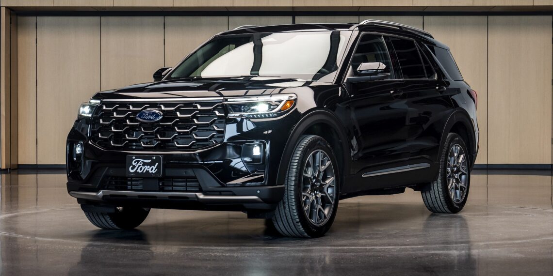 Papa Leão XIV recebe Ford Explorer