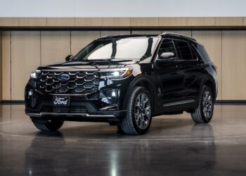 Papa Leão XIV recebe Ford Explorer