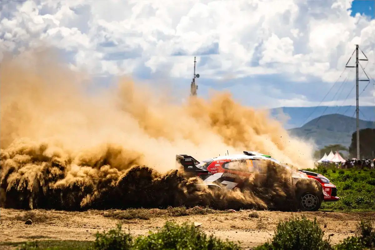 A saída dramática de Evans do Rally Safari do Quénia enquanto o caos se desenrola em condições traiçoeiras.