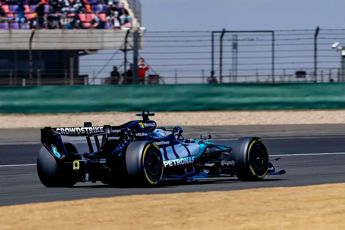 George Russell conquista uma impressionante pole na Sprint no GP da China de 2026: Mercedes domina em Xangai.
