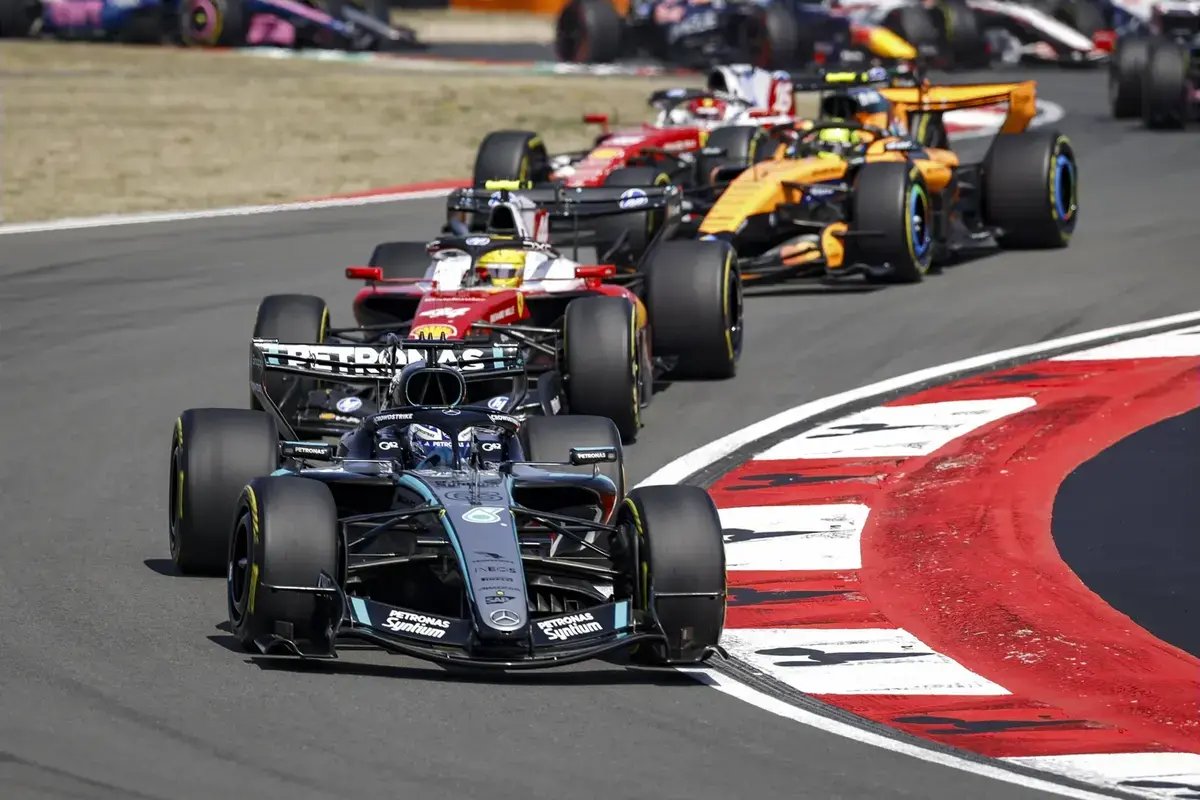 George Russell triunfa sobre Lewis Hamilton em um dramático confronto de Sprint no GP da China de F1.