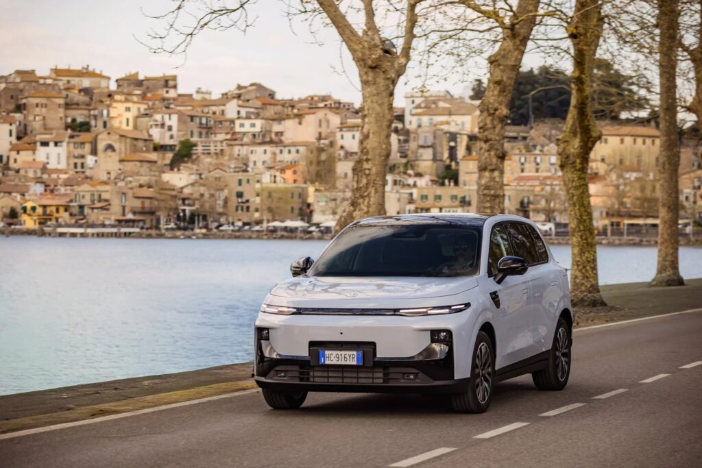 Leapmotor lança B10 REEV Hybrid em Portugal: SUV elétrico com extensor promete até 900 km de autonomia