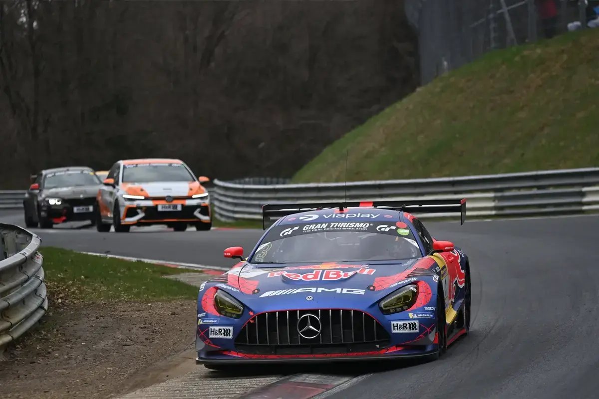 Max Verstappen escapa à monotonia da F1 para um emocionante teste em Nurburgring: um novo capítulo audacioso.