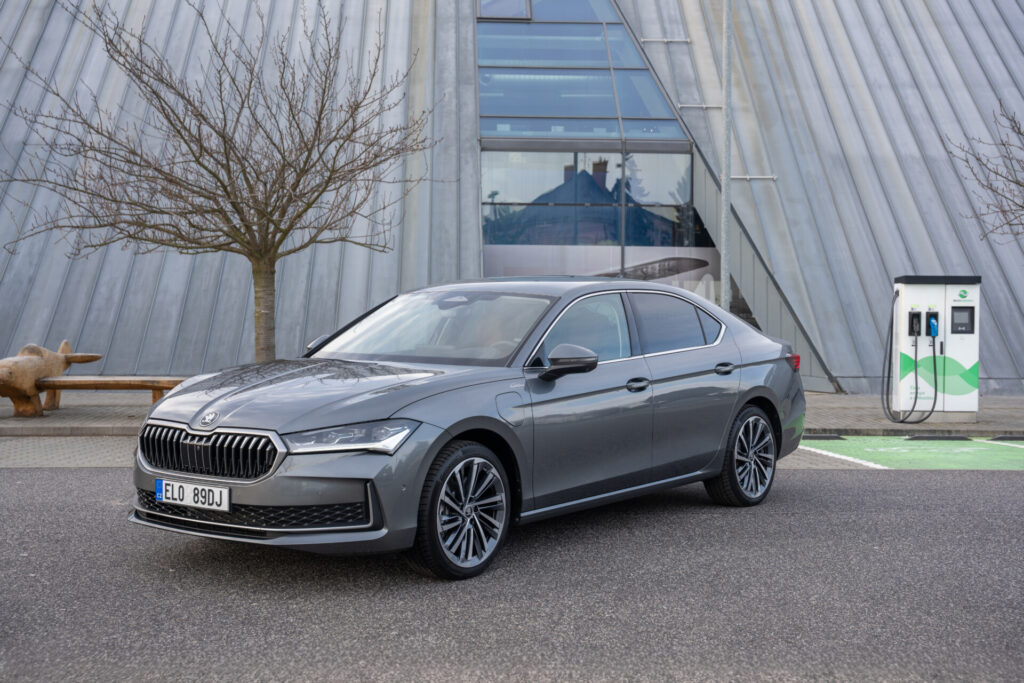 Novo Skoda Superb PHEV com 272 cv