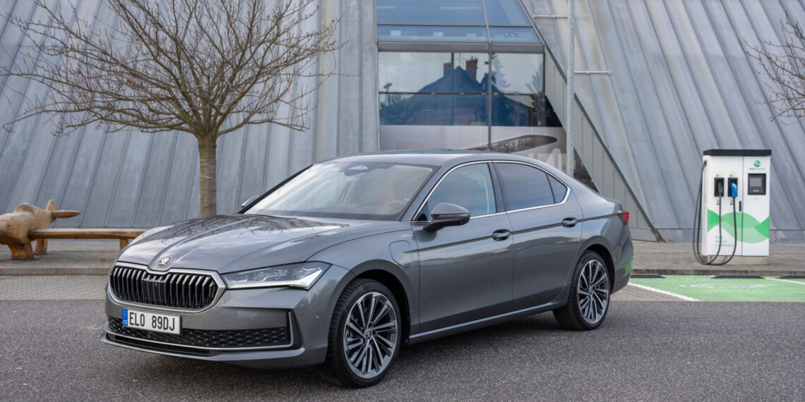 Novo Skoda Superb PHEV com 272 cv