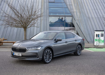 Novo Skoda Superb PHEV com 272 cv
