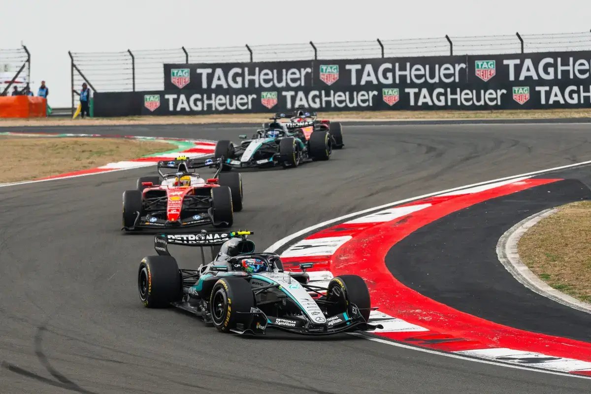 Toto Wolff apela à calma na emocionante vitória de Kimi Antonelli no Grande Prémio da China: uma corrida para a história.