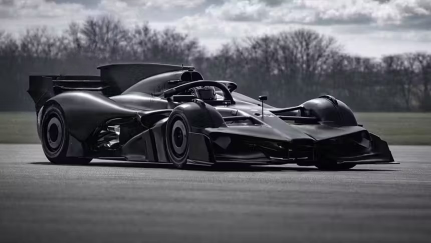 A Aston Martin revela deslumbrante carro de F1 ‘Batmobile’ em imagens de testes vazadas.