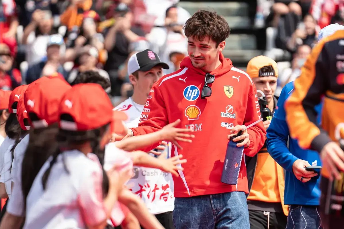 Antigo engenheiro da Ferrari declara que Charles Leclerc pode rivalizar com Max Verstappen pela glória do título.