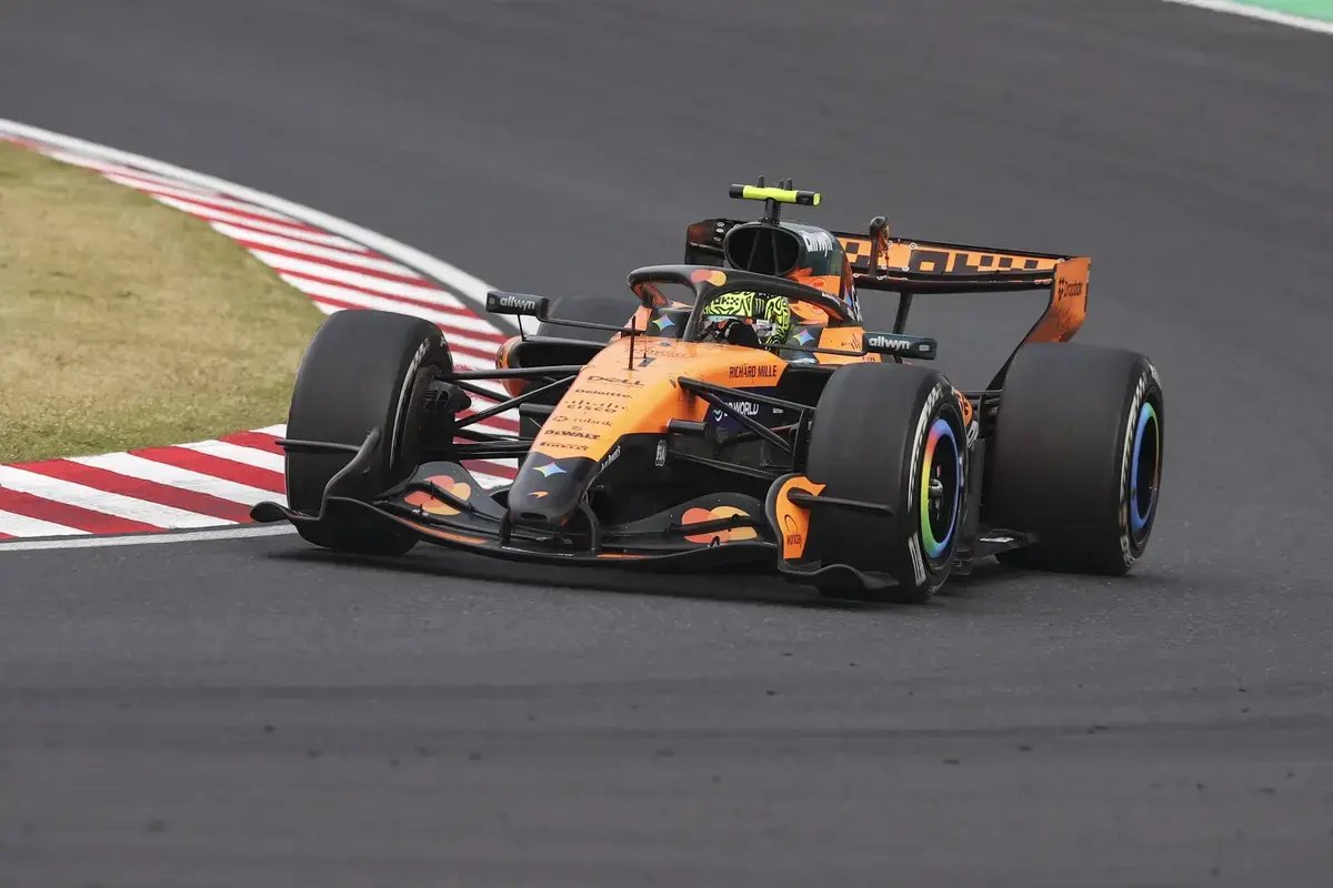 A McLaren apresenta o inovador MCL40 em Miami: uma mudança revolucionária na dinâmica da F1.