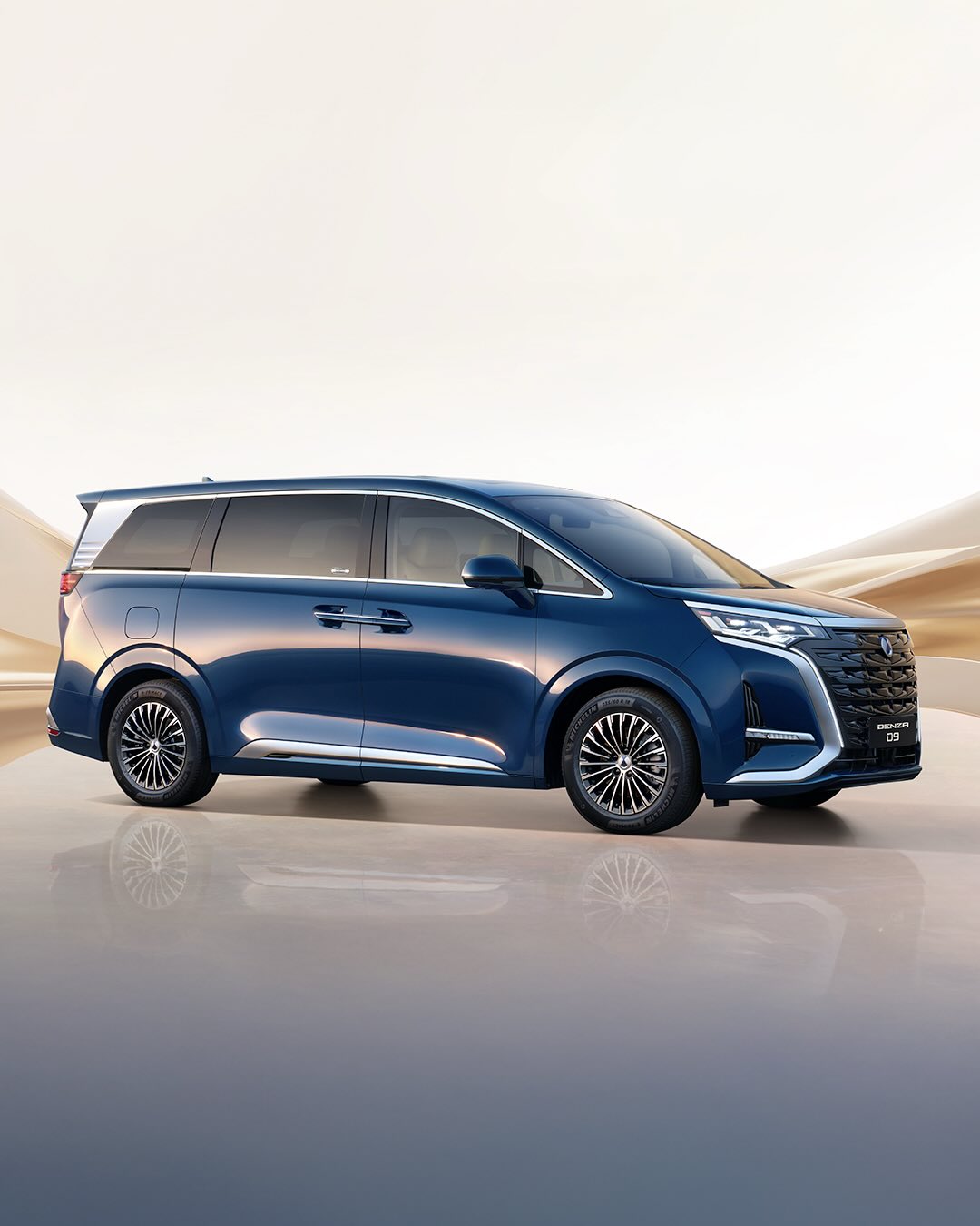 Denza chega à Europa: marca premium da BYD lança ofensiva global com monovolume híbrido de luxo