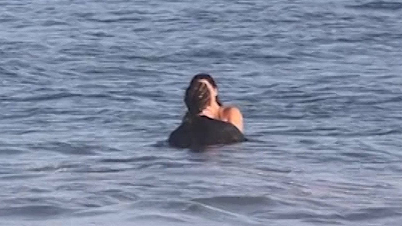 VIDEO – Kim Kardashian e Lewis Hamilton apanhados em momentos íntimos na Praia de Malibu