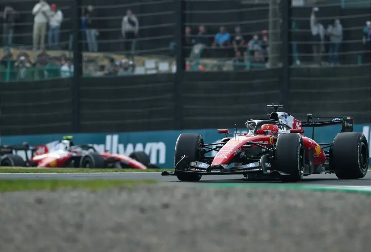 Charles Leclerc supera Lewis Hamilton no Japão: um aviso impressionante para o futuro da Ferrari.