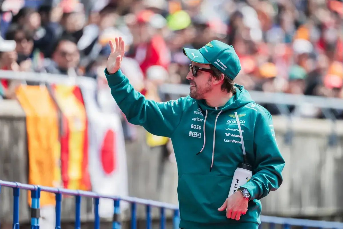 Fernando Alonso cita o regresso da McLaren: um modelo revolucionário para a recuperação da Aston Martin.