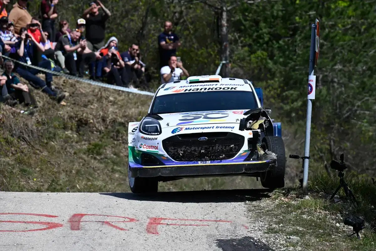 Jon Armstrong demonstra uma velocidade extraordinária no Rally da Croácia, apesar de um acidente devastador.