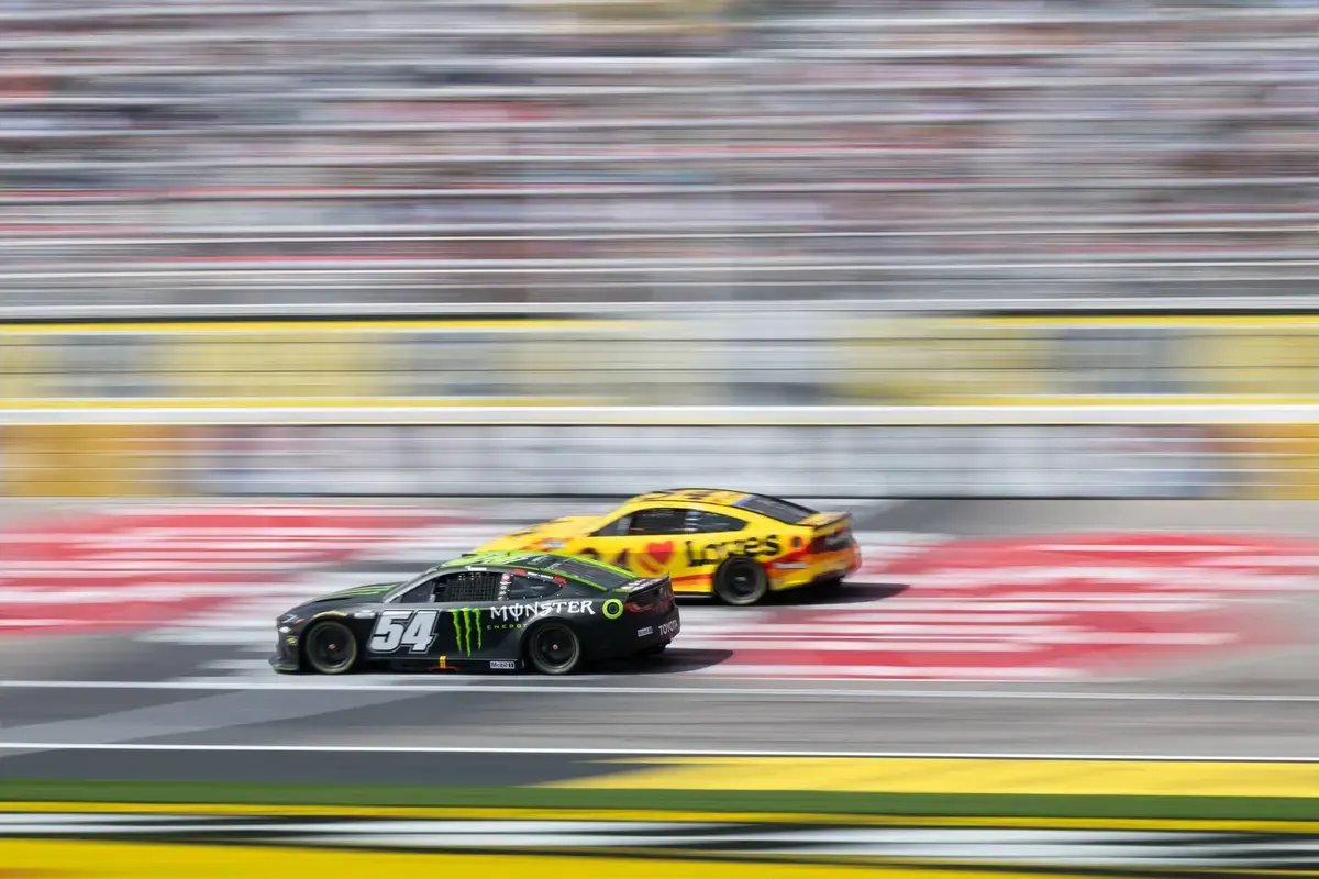 Ty Gibbs conquista uma dramática primeira vitória na NASCAR Cup em uma emocionante chegada ao photo finish em Bristol.