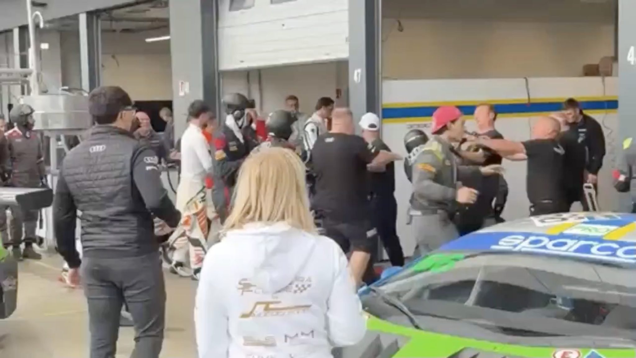 O caos na boxe irrompe quando membros da equipa de F1 se envolvem em ...