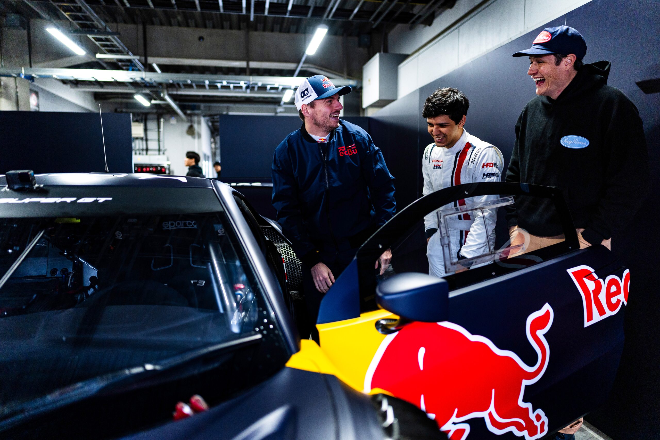 Max Verstappen mira uma emocionante corrida de Hypercar em Le Mans: uma mudança de jogo para a Ford.