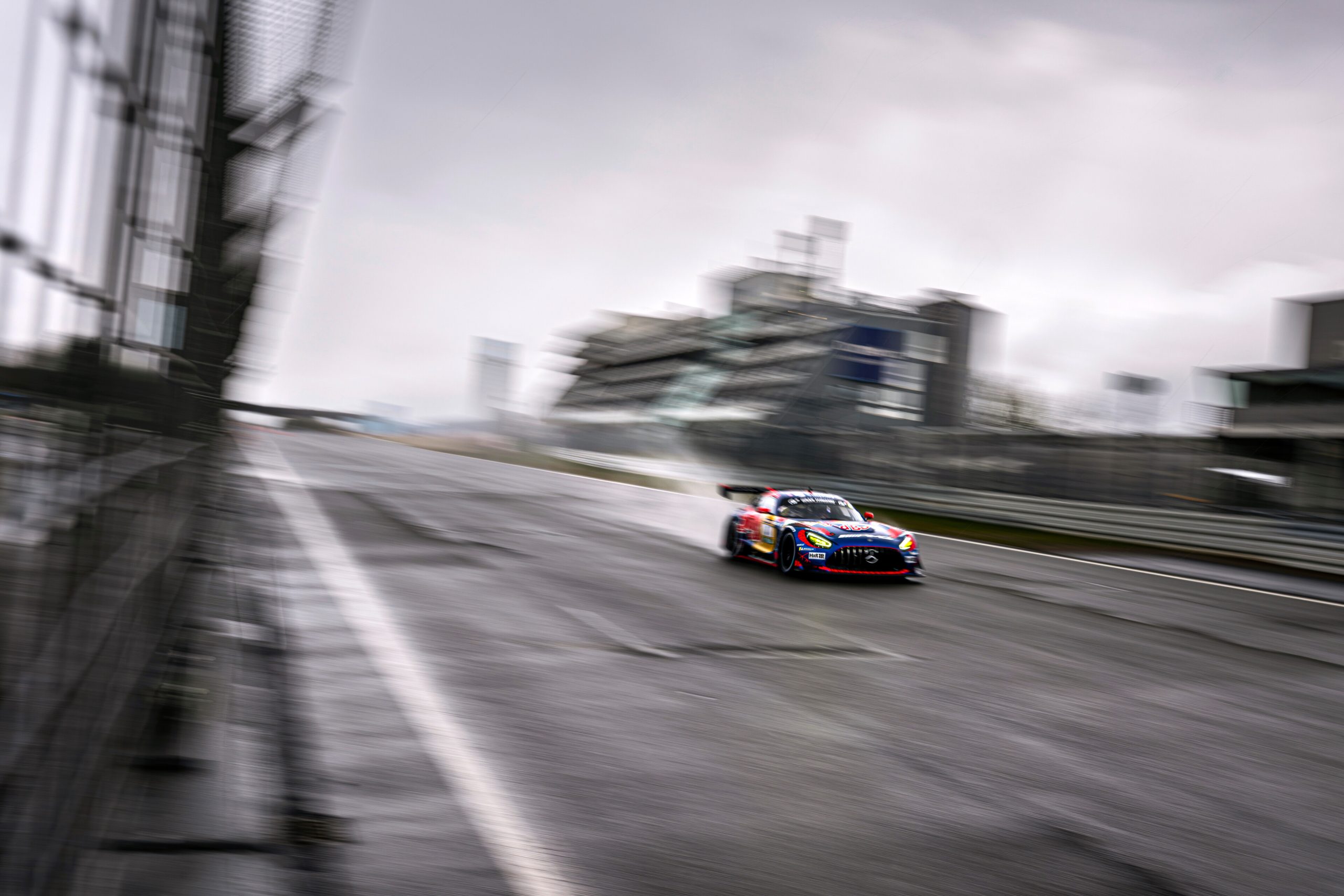 Nürburgring 24 Horas enfrenta condições meteorológicas extremas: a chuva e o frio irão impactar a estreia de Max Verstappen?
