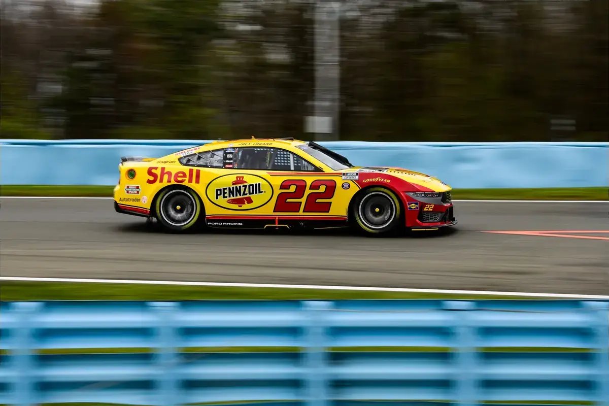 Joey Logano enfrenta uma crise dramática enquanto Ryan Blaney rouba os holofotes no confronto da Team Penske.
