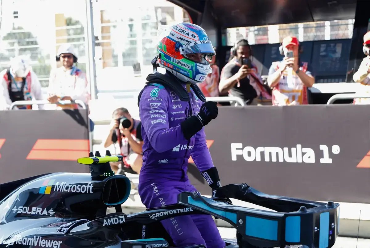 Kimi Antonelli faz história na F1 em Miami enquanto Max Verstappen enfrenta investigação por incidente nos pits.