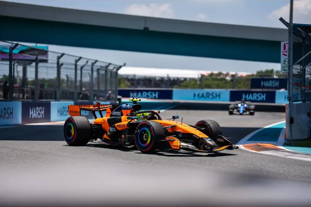 Lando Norris domina a corrida sprint de Miami enquanto Max Verstappen e Lewis Hamilton reacendem a feroz rivalidade, Kimi Antonelli penalizado com 5 segundos.