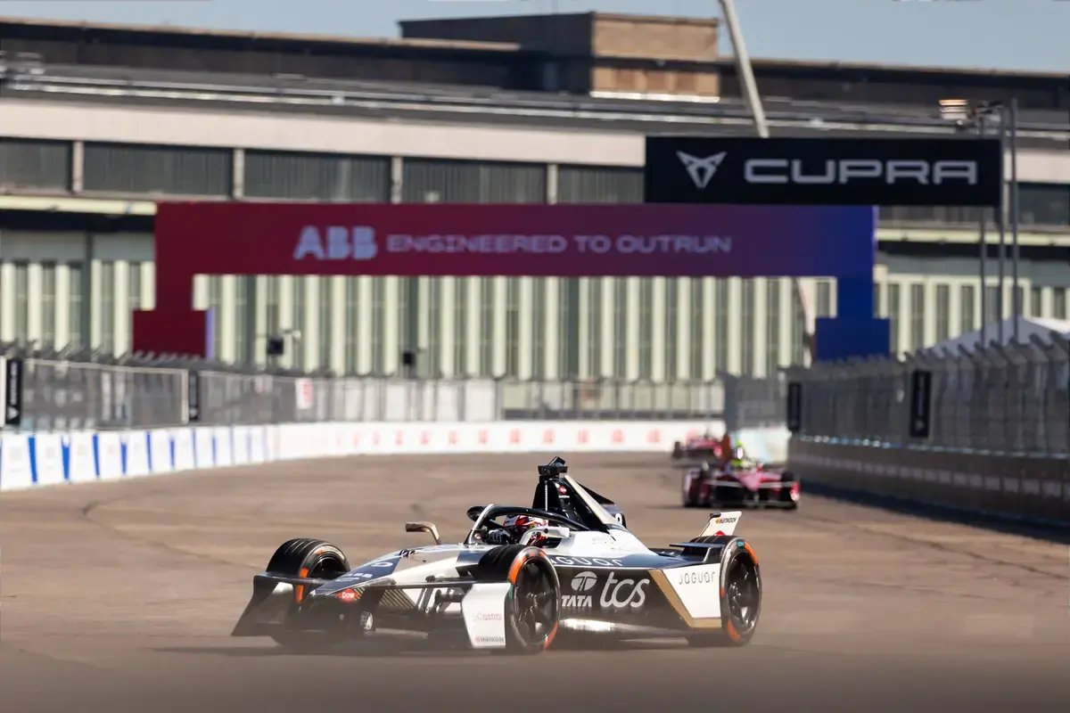 Mitch Evans conquista o recorde da 16ª vitória no Berlin E-Prix: uma aula de estratégia.