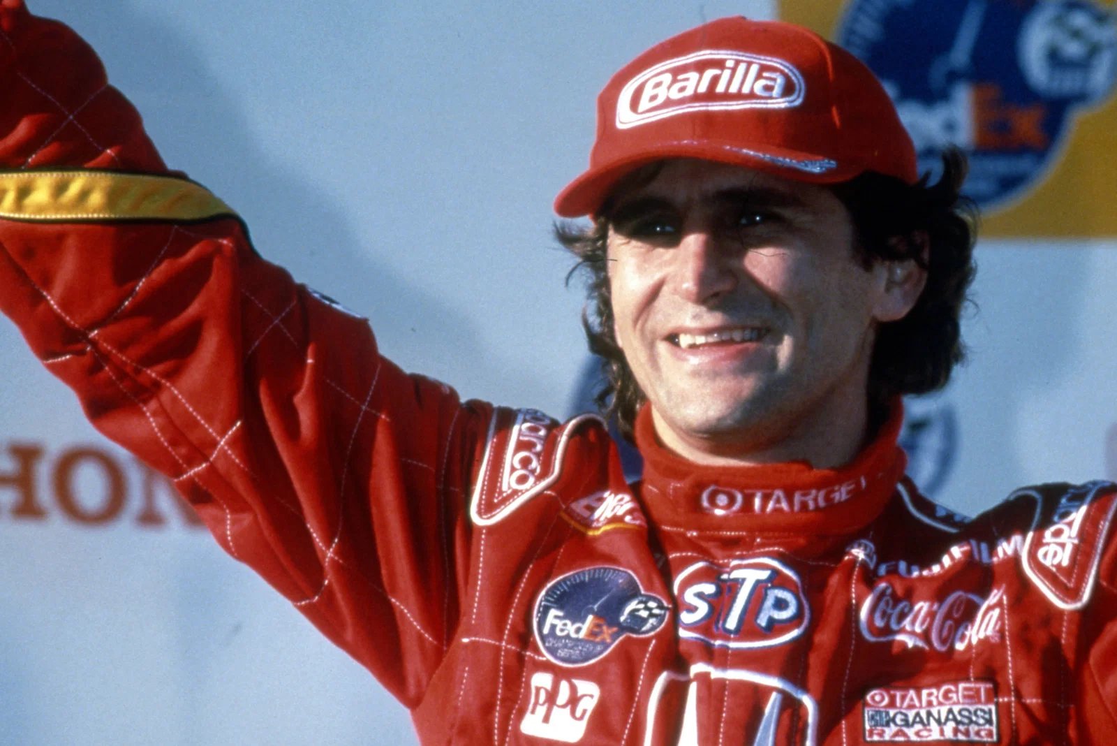 Ícone do automobilismo, Alex Zanardi falece aos 59 anos: um legado de resiliência e triunfo.