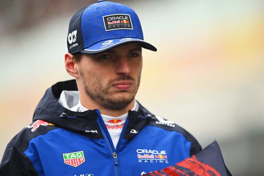 Max Verstappen aterra em inglaterra com rumores de saída da Red Bull a crescer