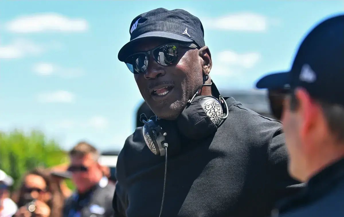 Denny Hamlin destaca aprendizagem de Michael Jordan na NASCAR